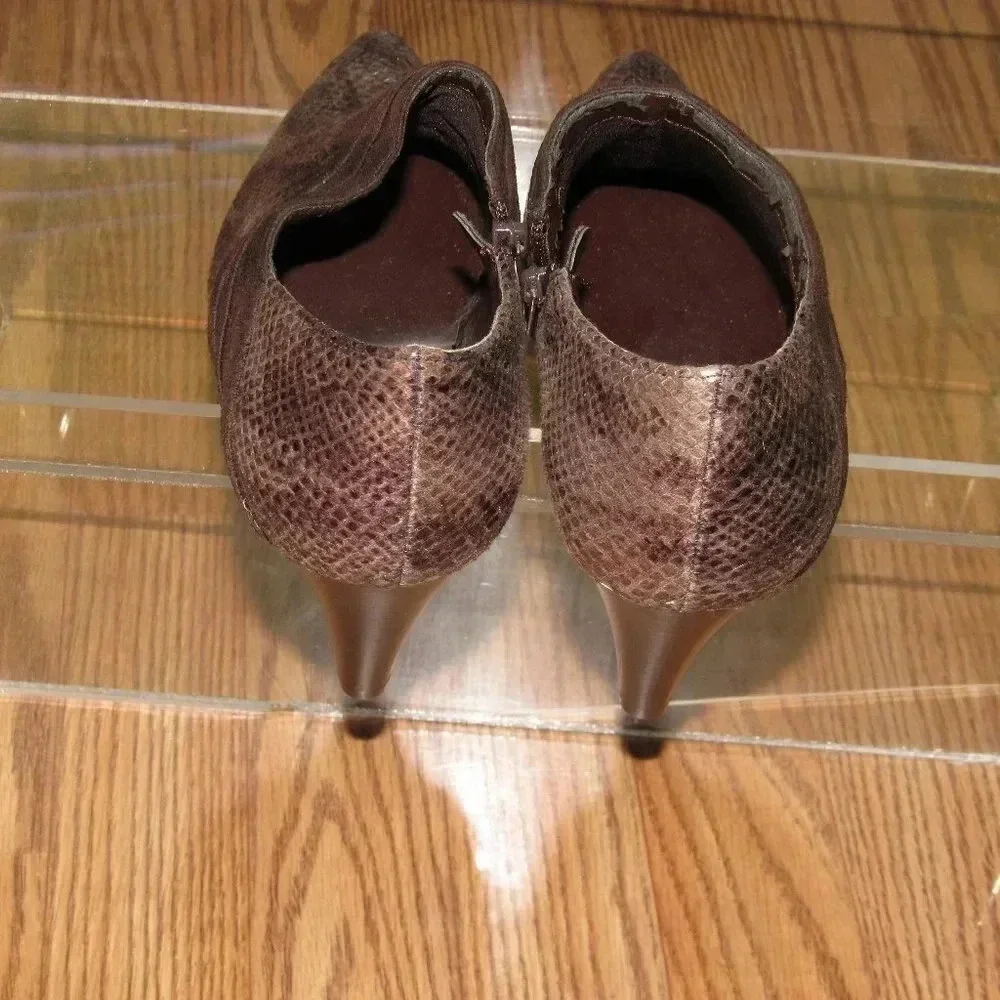 APOSTROPHE Brown Textured Ankle Booties Size 6